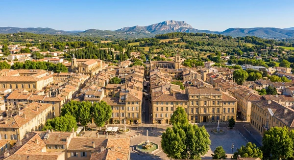 Vue aérienne ou panoramique d'Aix-en-Provence montrant la ville et ses paysages caractéristiques, avec la région en arrière-plan. L'image doit être claire, professionnelle et représenter le cadre géographique de la région provençale où S-Renov intervient. Pas de texte, logo ou filigrane visible.