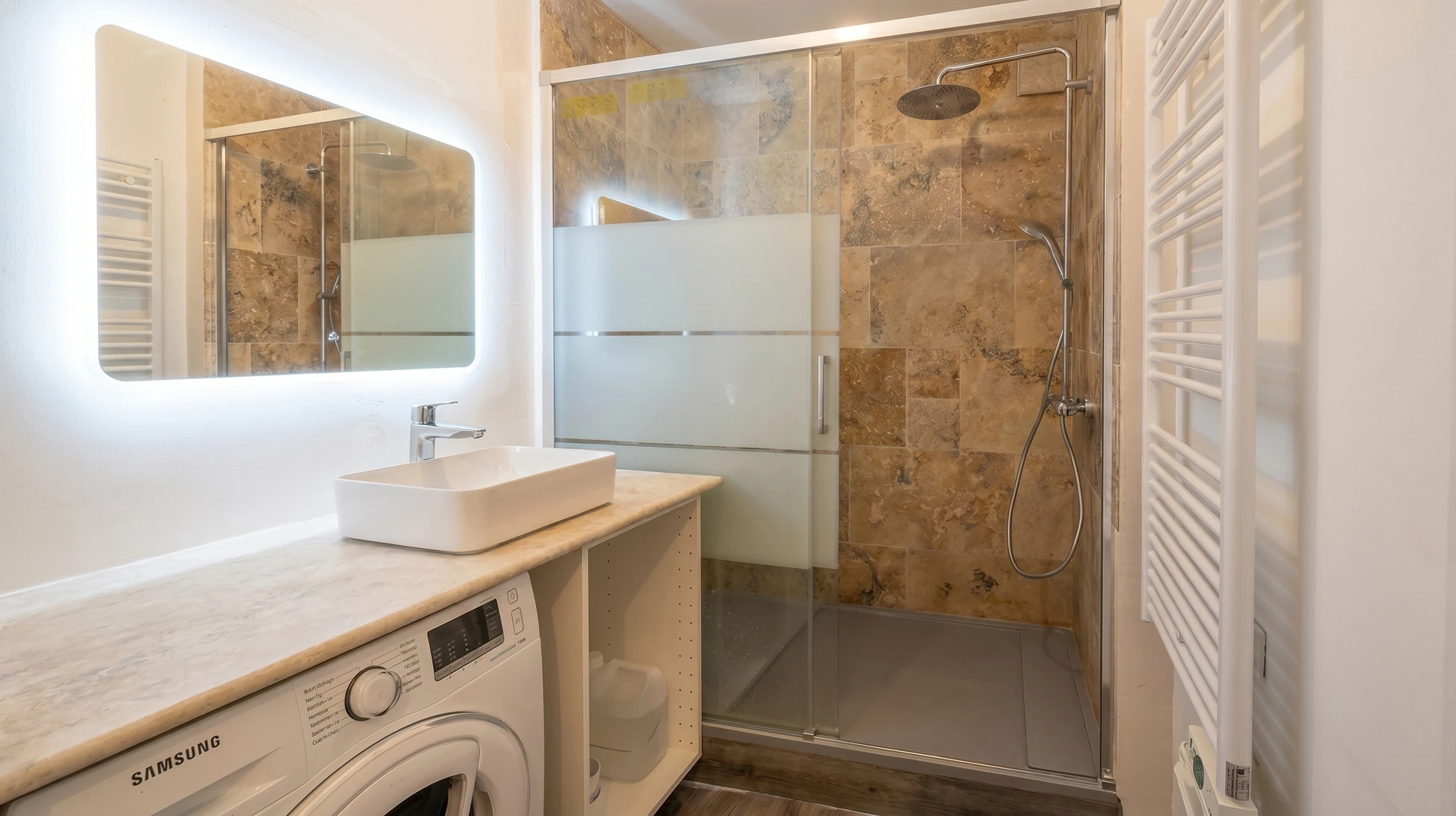 Intérieur de salle de bain avec carrelage mural beige